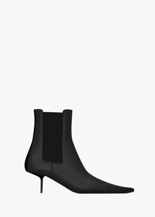 VICTOIRE chelsea boots in smooth leather in Blac